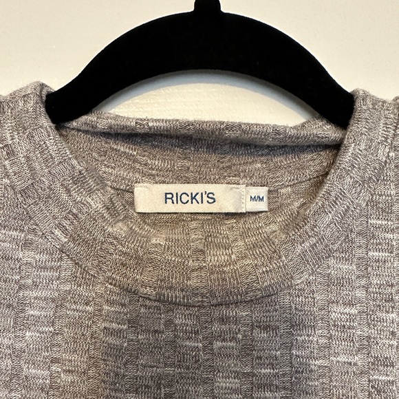 Ricki’s Grey Turtleneck Sleeveless Shirt Size Medium - Picture 3 of 3